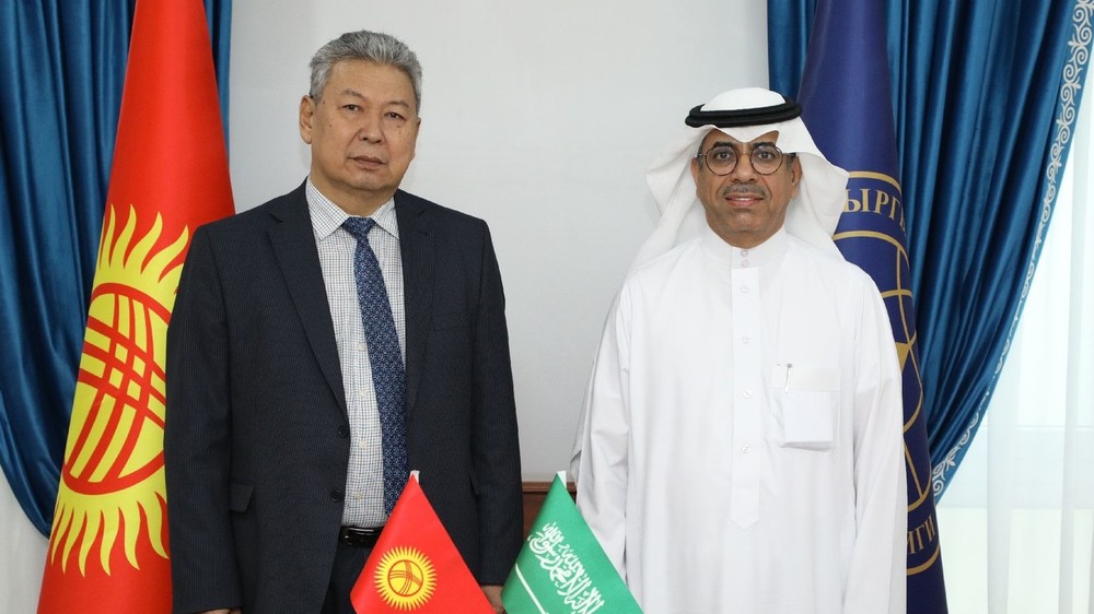 Директор четвертого политического департамента МИД КР Авазбек Атаханов и посол Королевства Саудовская Аравия в КР Ибрахимом бин Ради Аль