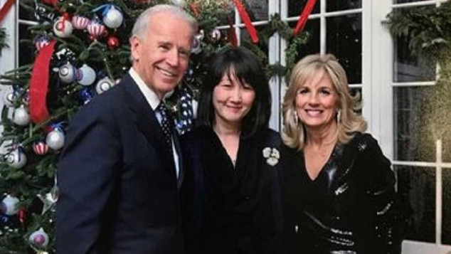Солдон оңго: АКШнын президенти Жо Байден, Асел Робертс, Байдендин жубайы Жилл