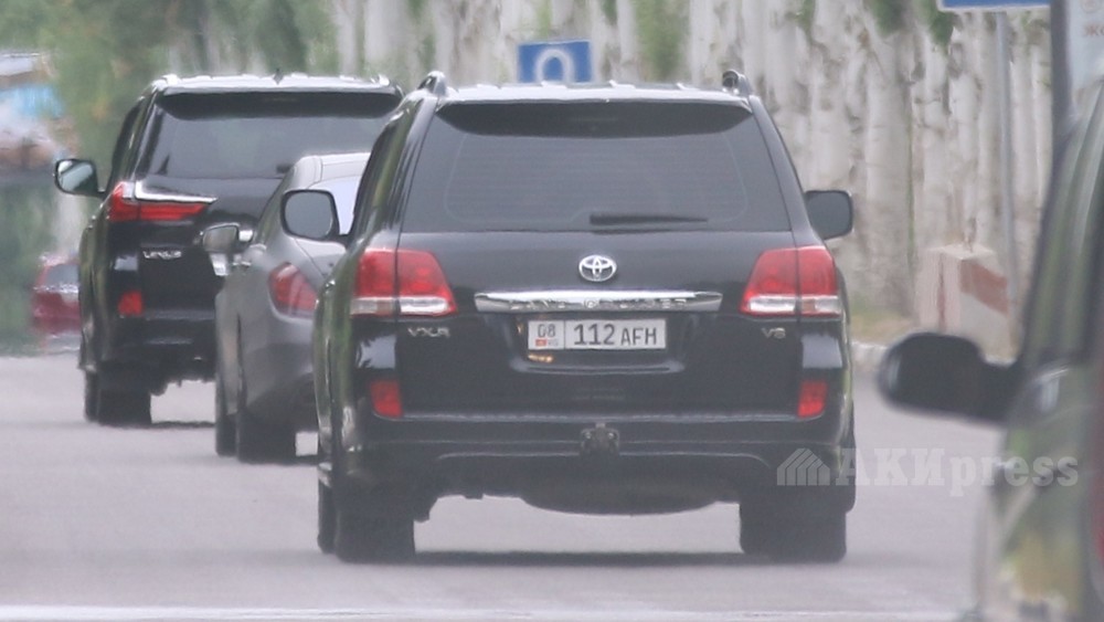 Аскар Акаевди "Манас" аэропортунан алып кетип бара жатышкан учур