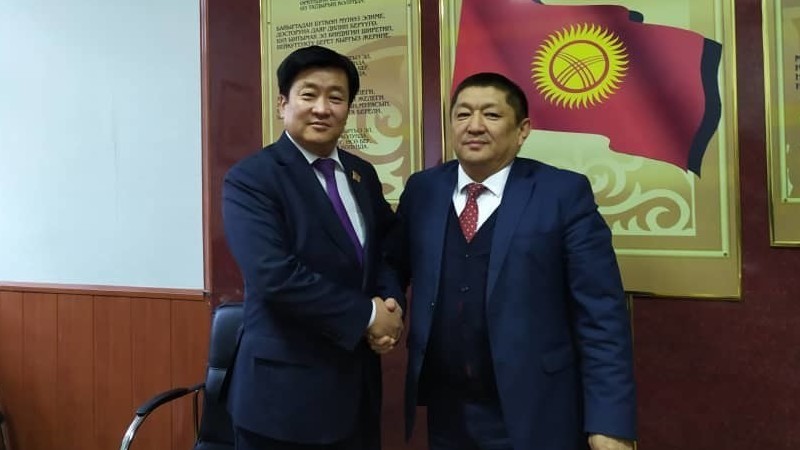 Энх-Амгалан Бямбасурен и Космосбек Чолпонбаев после подписания