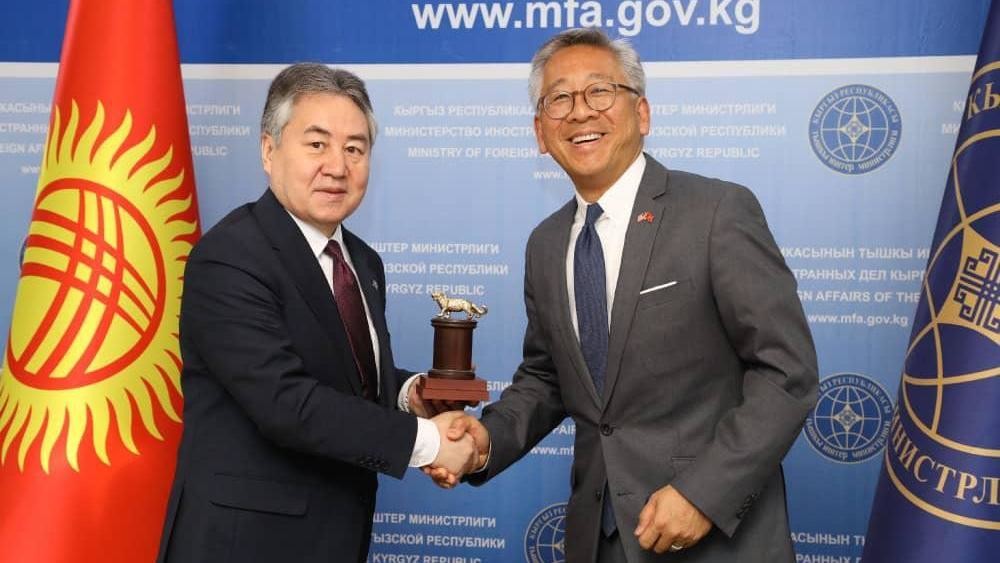 Жээнбек Кулубаев и Дональд Лу