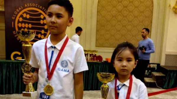 Бир туугандар Азиретали менен Амина