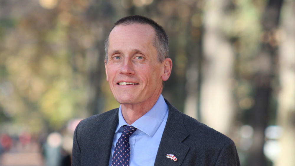 Посол Великобритании в КР Чарльз Гарретт