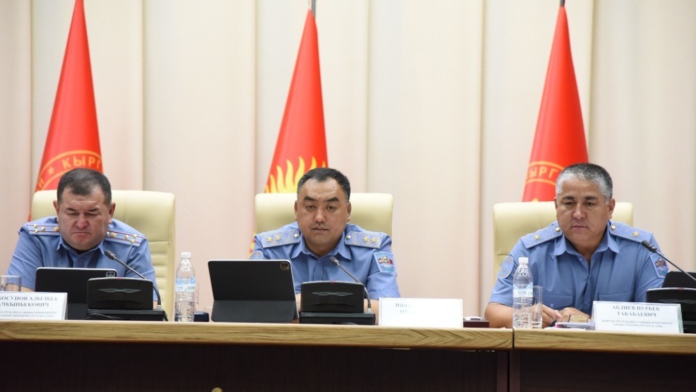 Слева направо: первый замглавы МВД Адылбек Бийбосунов, глава МВД Улан Ниязбеков и замглавы МВД Нурбек Абдиев