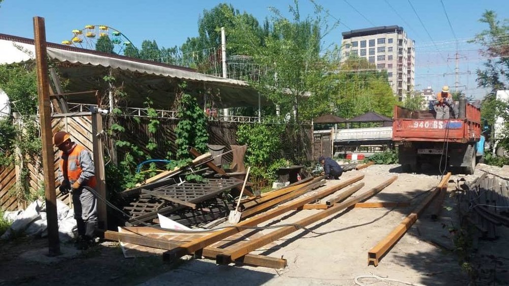 Демонтаж летней площадки кафе «Золотая бочка»