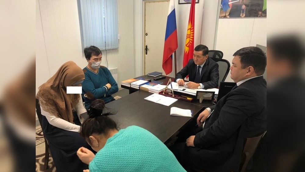 Родители с дочкой у представителя МВД КР в России