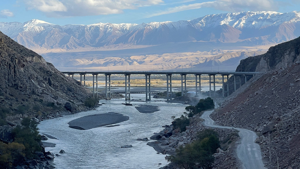 Эстакадный мост через реку Нарын в Казармане, построенный с учетом будущего водохранилища для Алабугинской ГЭС
