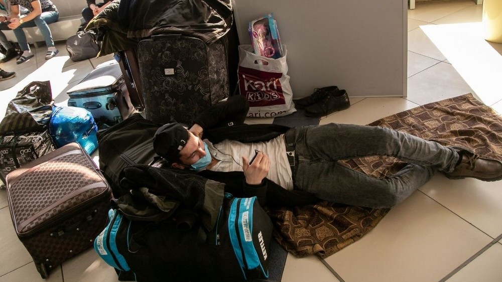 Граждане КР, ожидающие отложенного рейса в Толмачево, Новосибирск