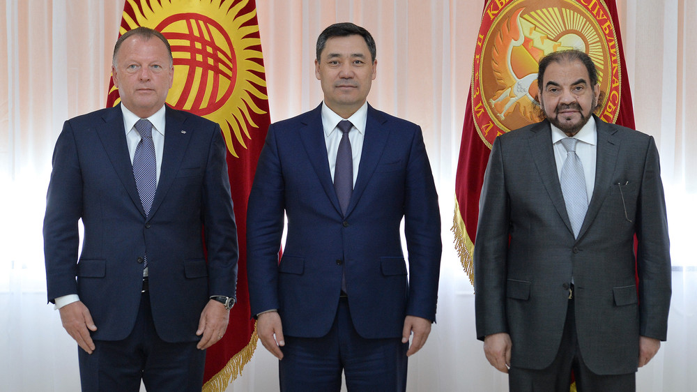 Президент Международной федерации дзюдо Мариус Визер, президент Садыр Жапаров и вице-президент Федерации дзюдо Обейд Аль Анзини