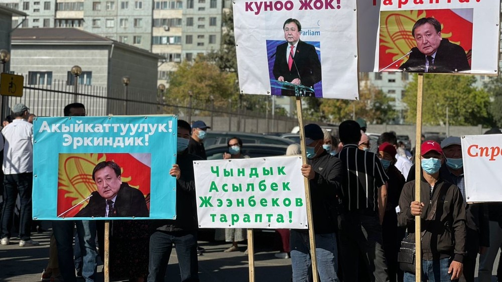 Асылбек Жээнбековдун тарапташтары соттун алдында