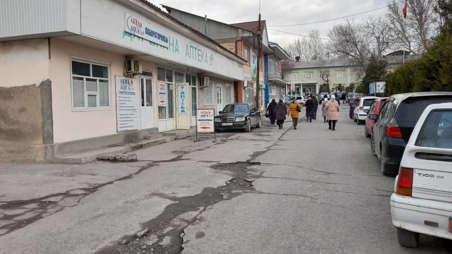 Дорога перед больницей в Сузаке