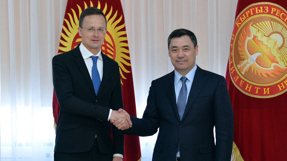 Глава МИД Венгрии Петер Сийярто и президент Садыр Жапаров