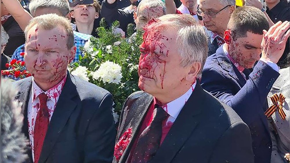 Сергей Андреев (в центре)