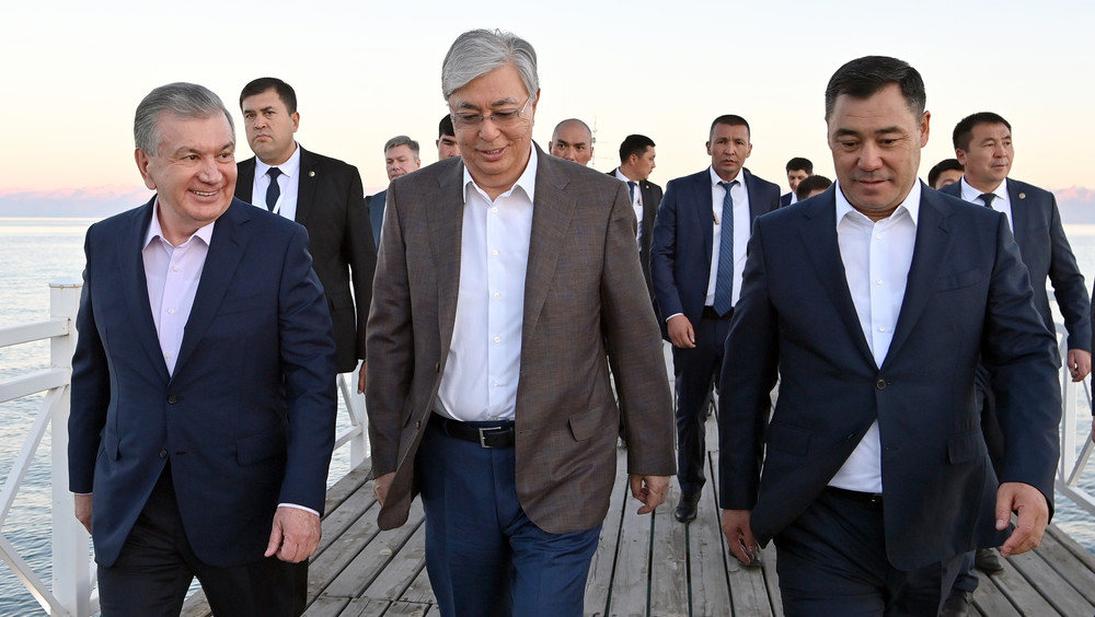 (слева-направо) президент Узбекистана Шавкат Мирзиёев, президент Казахстана Касым-Жомарт Токаев, президент Кыргызстана Садыр Жапаров