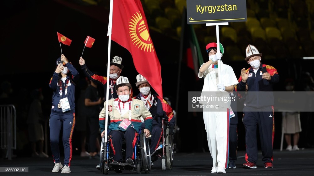 Кыргызстанцы на открытии Паралимпиады в Токио