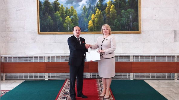 Посол КНДР в России Син Хон Чхоль вручает документ о признании ДНР представителю дипмисии Донецка в России Ольге Макеевой