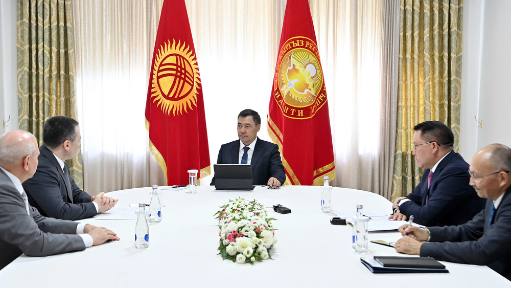 Посол РФ Николай Удовиченко, генпрокурор РФ Игорь Краснов, президент КР Садыр Жапаров, генпрокурор КР Курманкул Зулушев, глава отдела Адми