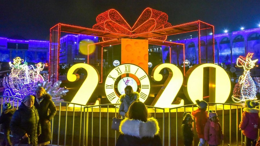 Инсталляция на площади Ала-Тоо