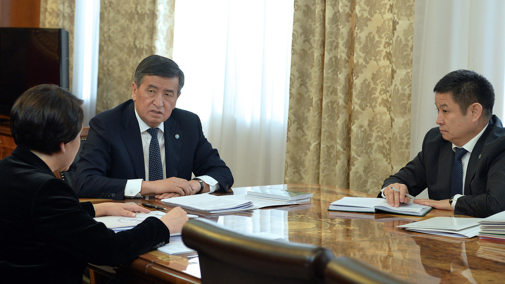 Президент Сооронбай Жээнбеков и руководитель Аппарата президента Досалы Эсеналиев