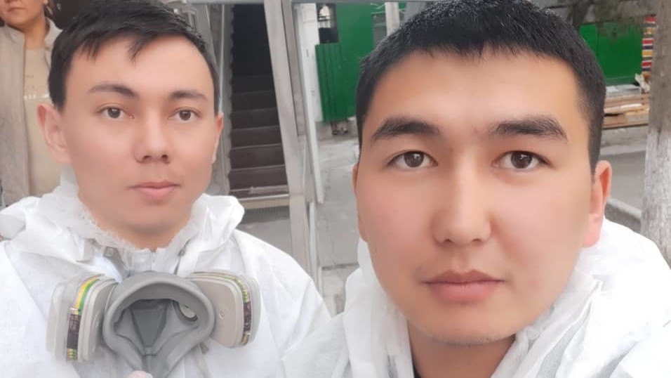 Крайний слева Азамат Жумгалбеков и с одногруппником во время дезинфекции