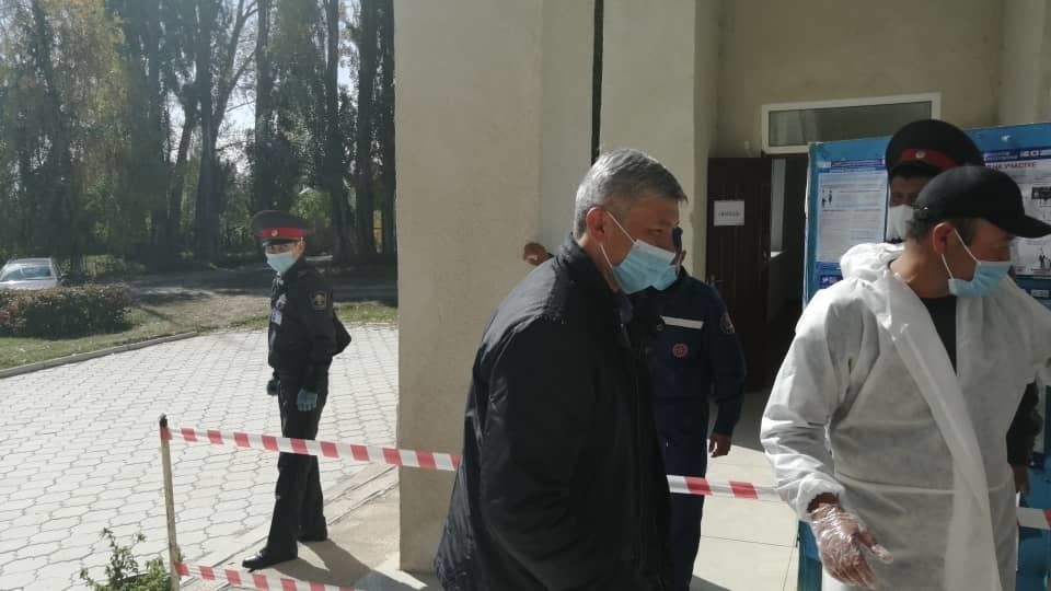 М.Мамытканов проголосовал в родном селе на Иссык-Куле