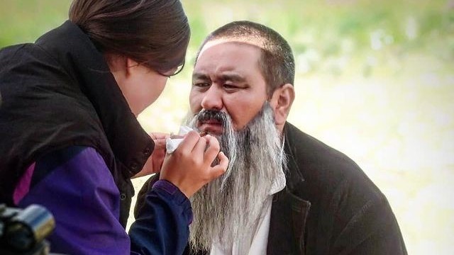 Аскат Сулайманов в роли манасчы Сагынбая