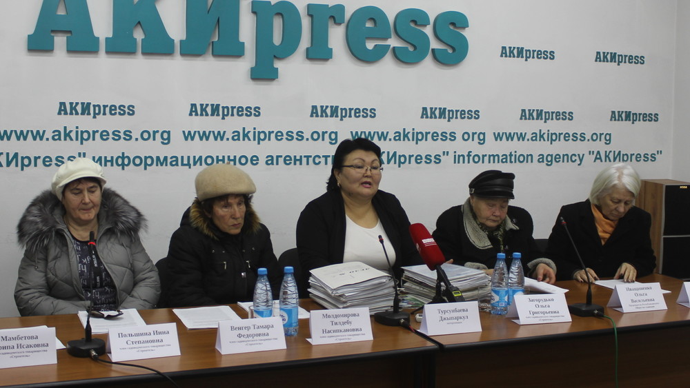 Джыпаркуль Турсунбаева (в центре)