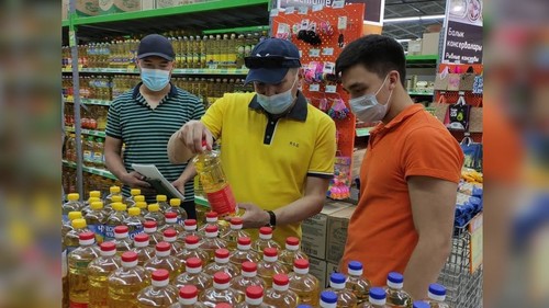 Фото - Госантимонополия проинспектировала ряд торговых сетей и оптово-овощной рынок &laquo;Сары-Өзөн&raquo; &mdash; Tazabek