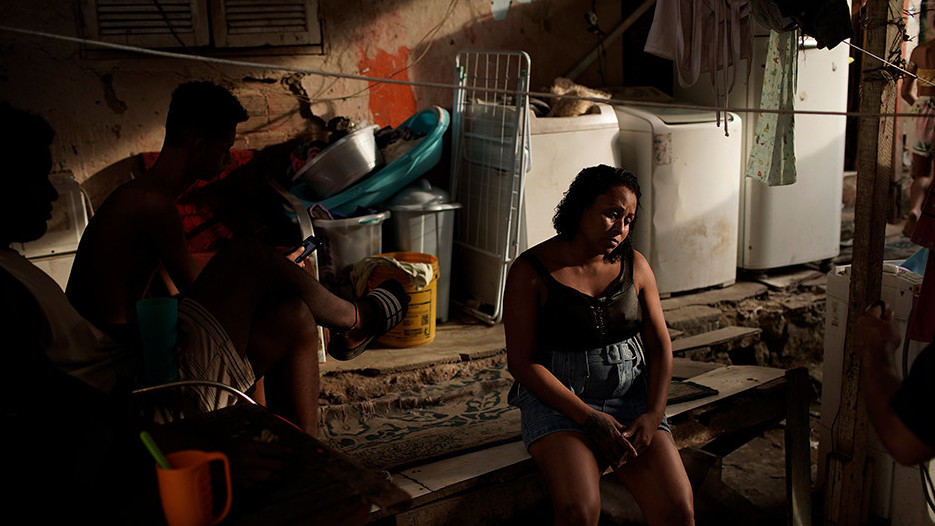 Мастер маникюра и мать семерых детей Летисия Мачаду сидит без работы дома в фавеле Турано, Рио-де-Жанейро