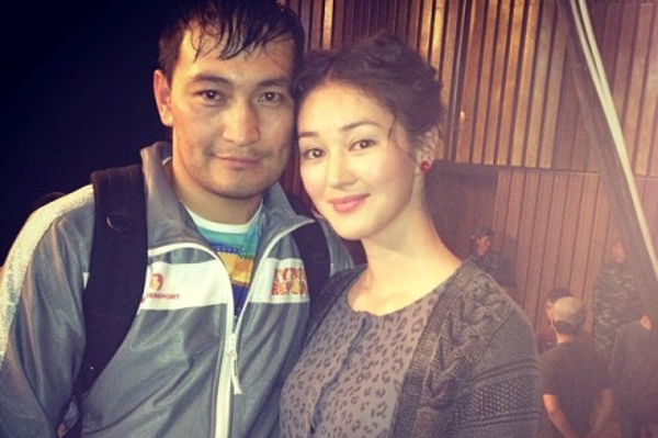 Қабырғаның артындағы жыныстық қатынас Тай анал порно