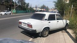 Возле здания МЧС несколько машин припаркованы на тротуаре. Фото очевидца