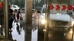 Водитель на Volvo припарковался у входа в магазин. Фото