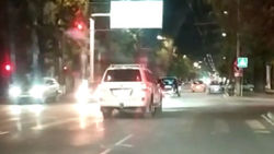 На ул.Ахунбаева «Прадо» проехал на красный. Видео