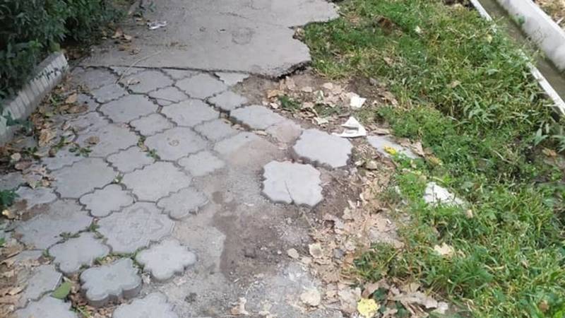 «Тротуары - лицо мэрии». Бишкекчанка Евгения жалуется на состояние тротуаров в центре города