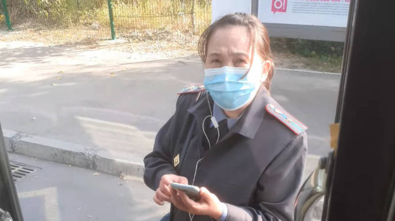 «Фамилию свою скажи». Девушка-милиционер отказалась платить за проезд в автобусе