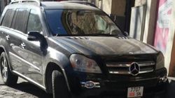 На Манаса Mercedes GL 450 припаркован на тротуаре. Фото