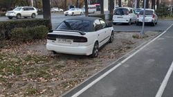 Водитель припарковал свой Subaru на газоне на ул.Манаса. Фото