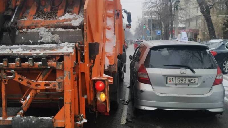 На Панфилова «Фит» столкнулся с мусоровозом, - очевидец