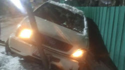 Lexus RX 300 врезался в забор частного дома и снес газовые трубы, - очевидец Lexus RX 300 врезался в забор частного дома и снес газовые трубы, - очевидец