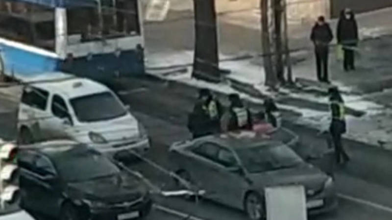 Водитель устроил потасовку с патрульными на Моссовете. Видео
