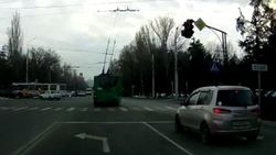 Троллейбус проехал на красный на Байтик Баатыра. Видео