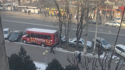 На проспекте Чуй грузовик фастфуда припаркован в неположенном месте. Фото горожанина Юрия