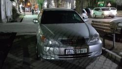 В Оше «Камри» припаркована на тротуаре