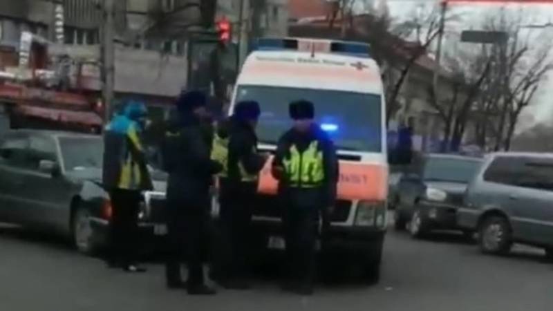 На Советской «Мерседес» врезался в скорую. Видео