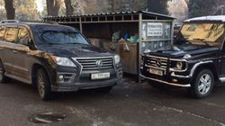 Lexus LХ 570 и «гелик» закрыли проход к мусорным бакам. Фото Lexus LХ 570 и «гелик» закрыли проход к мусорным бакам. Фото