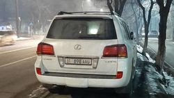 Два «Лексуса» припаркованы на остановке на Ахунбаева. Фото Два «Лексуса» припаркованы на остановке на Ахунбаева. Фото