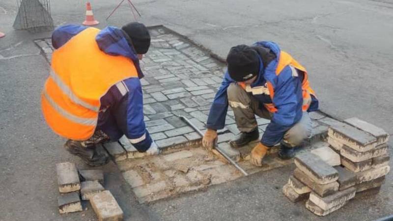 Яму на Киевской заделали брусчаткой временно. Фото