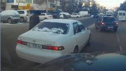 «Камри» остановилась посередине дороги, чтобы подобрать человека в форме. Фото горожанина