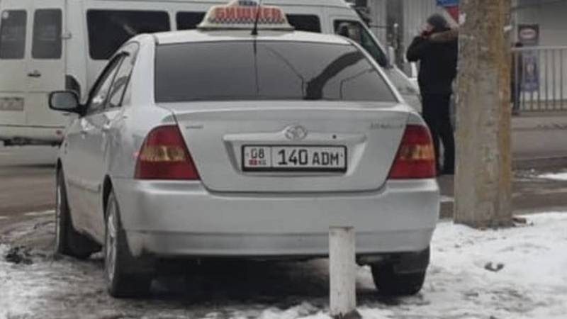 На Фучика «Тойота» припаркована в неположенном месте. Фото горожанина