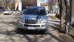 «Мерседес GL 500» припаркован на тротуаре. Фото